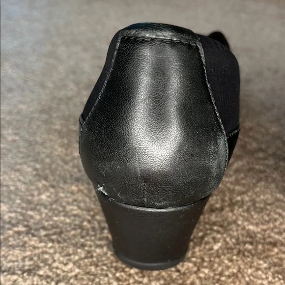 Clarks Black Flats with Suede Finish and Cushioned Insoles - Picture 6 of 7